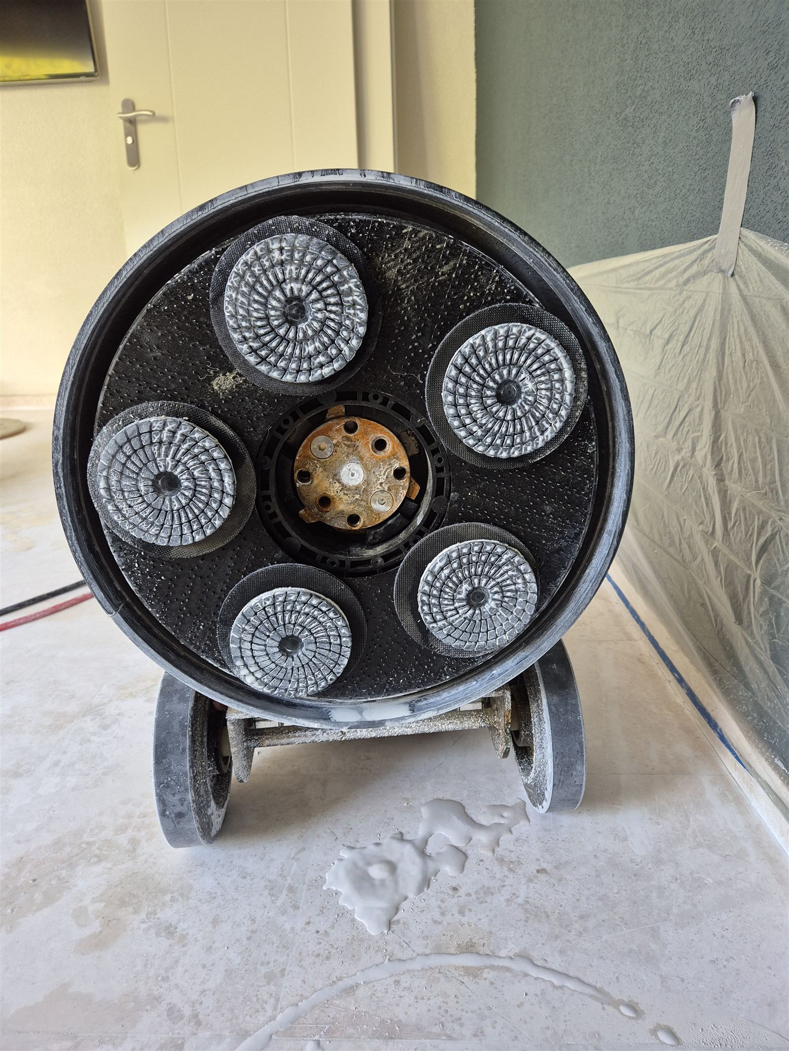 Kiwi cordless grinder on concrete