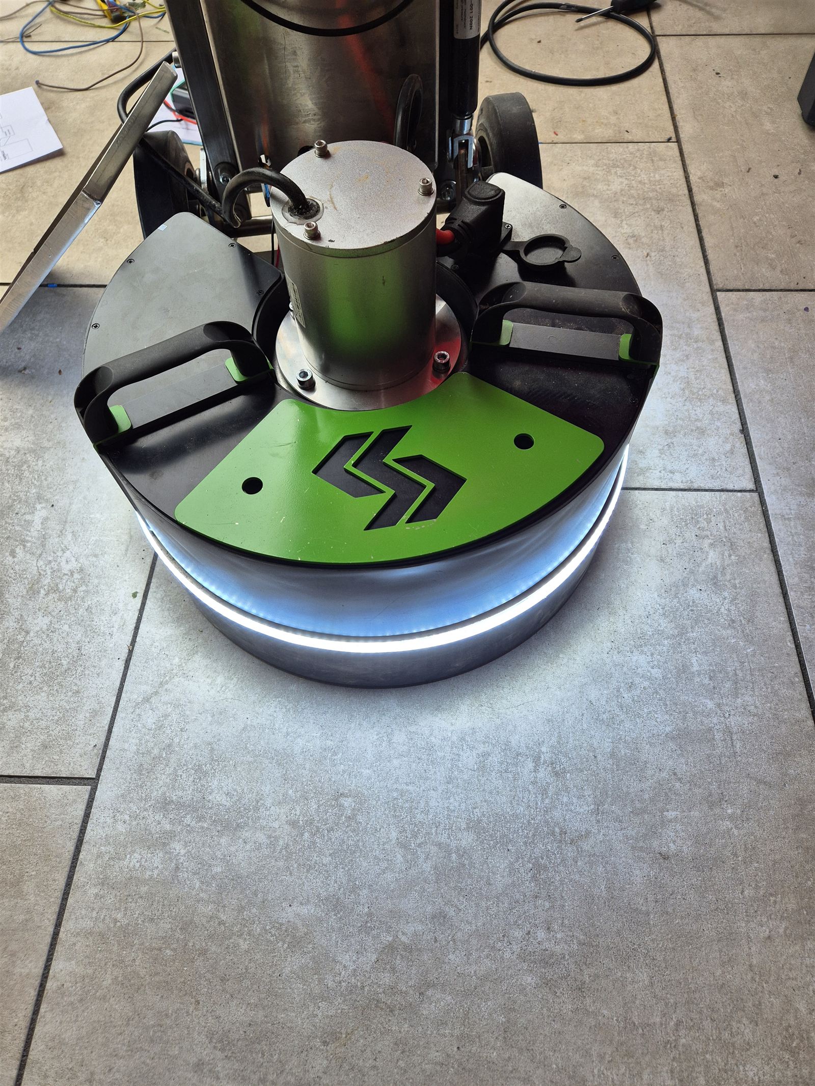 Kiwi cordless machine on natural stone